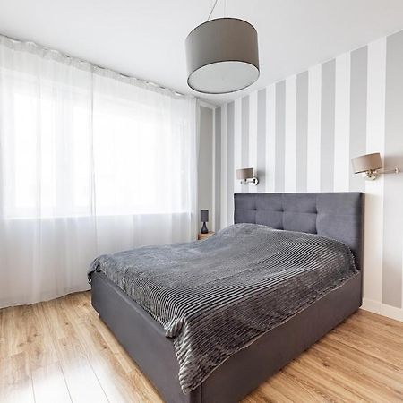 Fajny Apartament Z Parkingiem, Obok Metra. Warschau Buitenkant foto