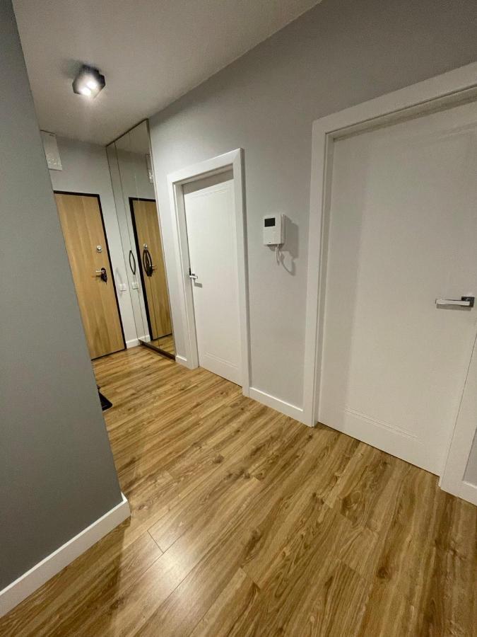 Fajny Apartament Z Parkingiem, Obok Metra. Warschau Buitenkant foto