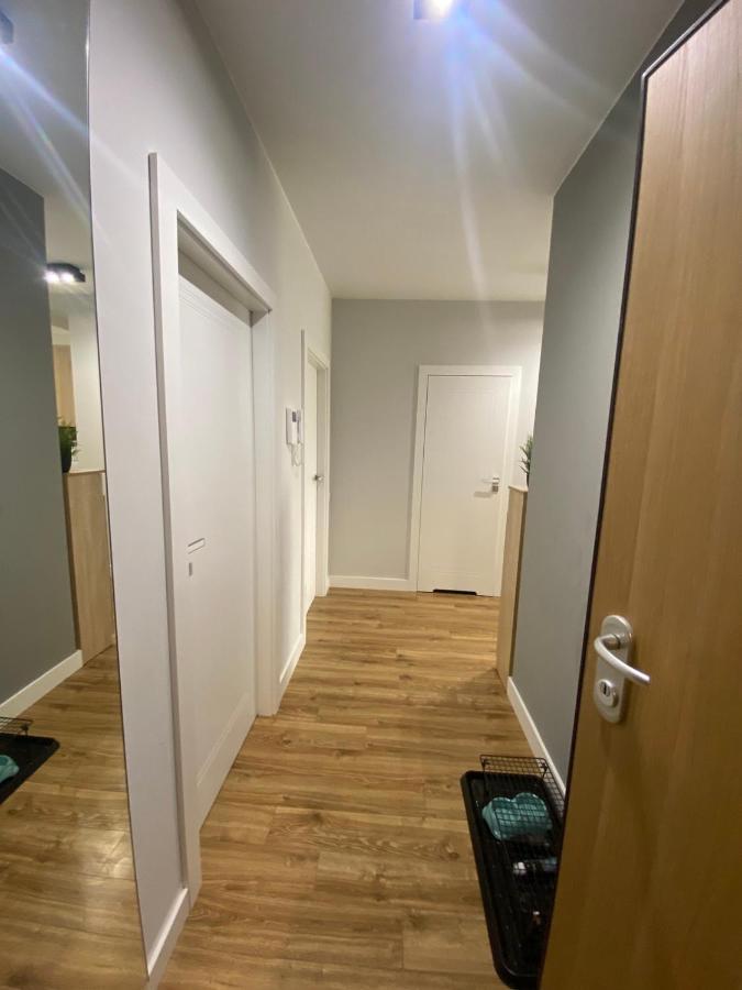 Fajny Apartament Z Parkingiem, Obok Metra. Warschau Buitenkant foto