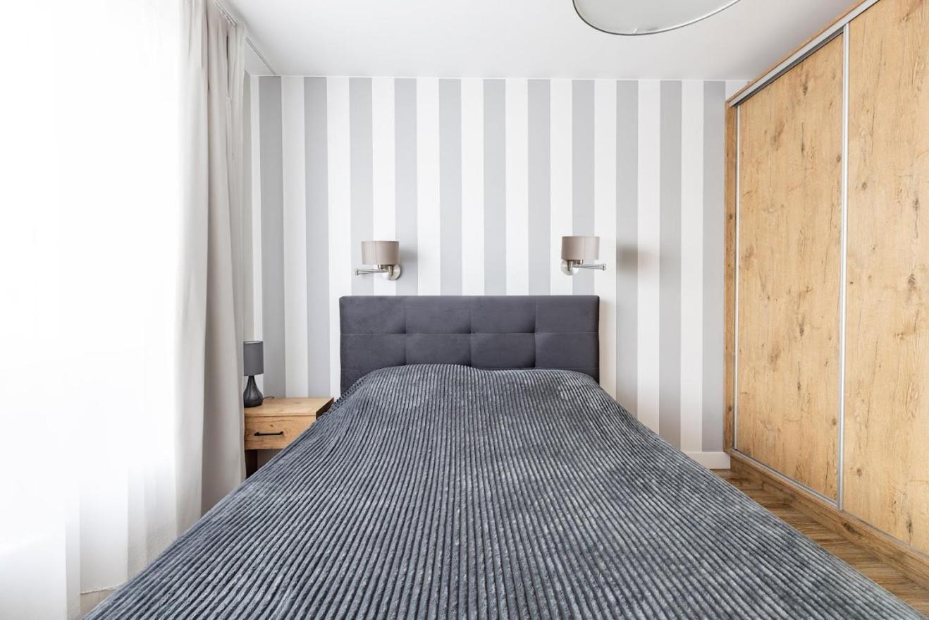 Fajny Apartament Z Parkingiem, Obok Metra. Warschau Buitenkant foto