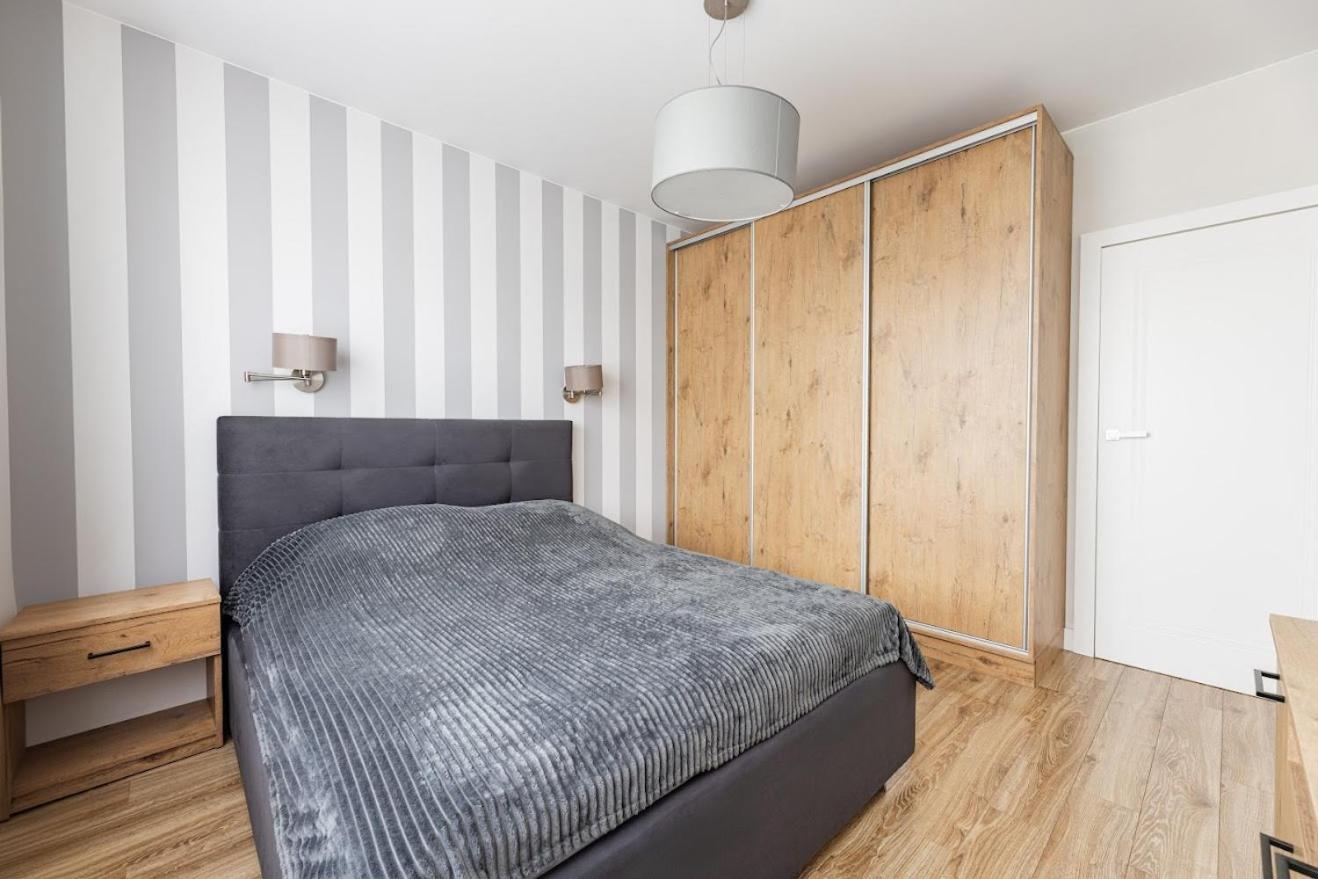 Fajny Apartament Z Parkingiem, Obok Metra. Warschau Buitenkant foto