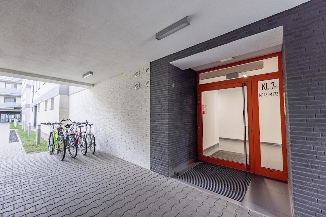 Fajny Apartament Z Parkingiem, Obok Metra. Warschau Buitenkant foto