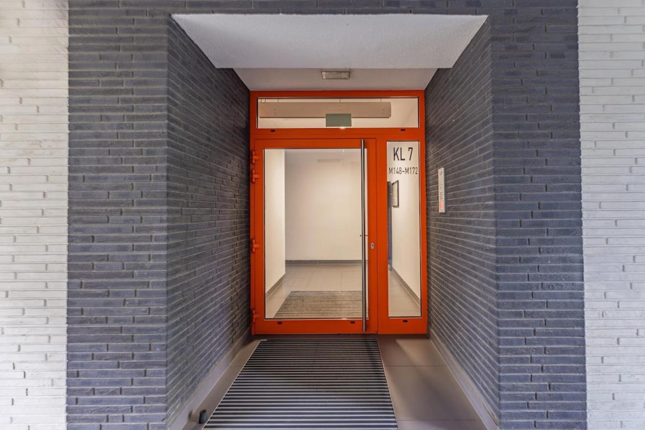 Fajny Apartament Z Parkingiem, Obok Metra. Warschau Buitenkant foto
