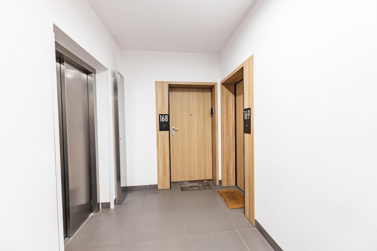 Fajny Apartament Z Parkingiem, Obok Metra. Warschau Buitenkant foto