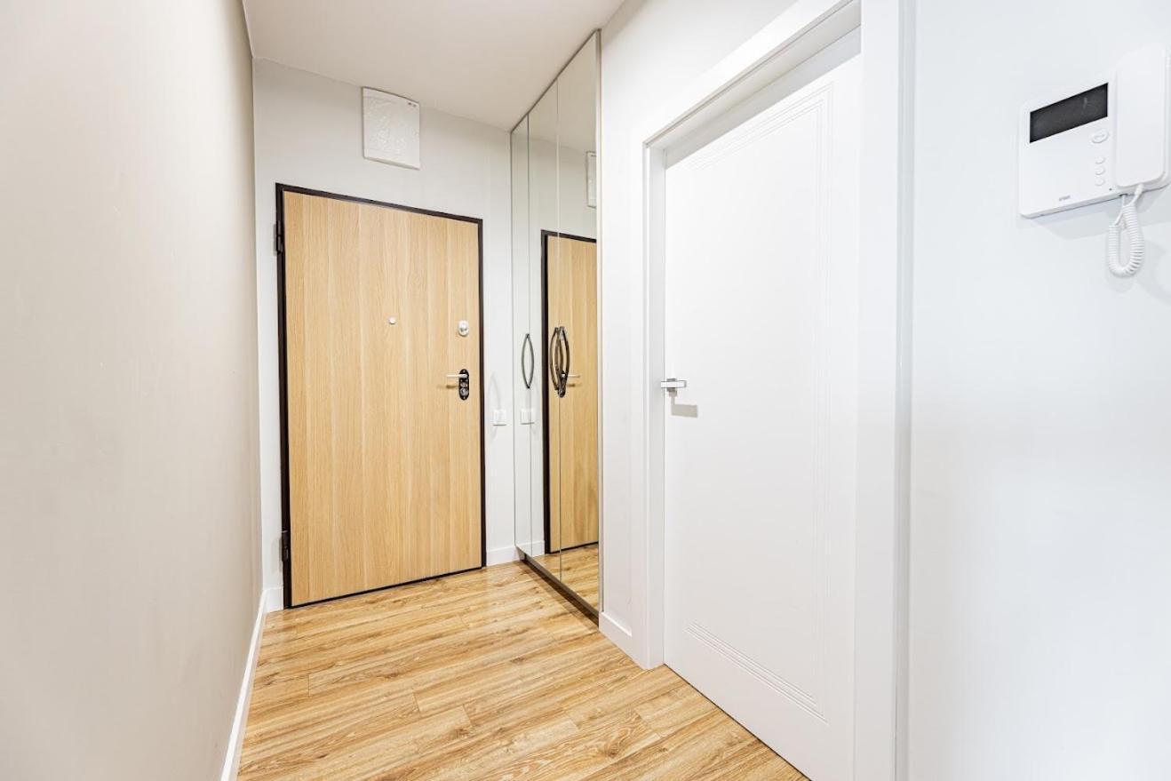 Fajny Apartament Z Parkingiem, Obok Metra. Warschau Buitenkant foto